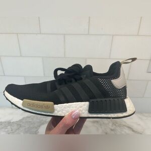 Adidas NMD R1 Black 🖤, like new!